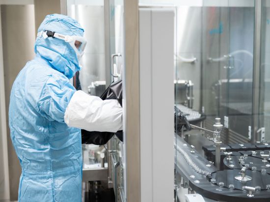 Ein Arbeiter steht an einer Anlage für pharmazeutische Produkte bei Takeda Pharmaceutical.