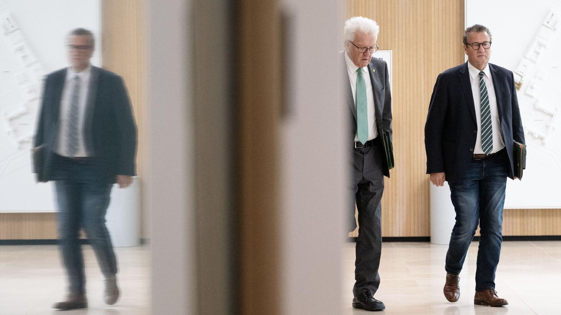 Winfried Kretschmann (Grüne, links) und Peter Hauk (CDU) gehen zu einer Landespressekonferenz.