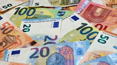 Euro-Banknoten liegen auf einem Tisch.