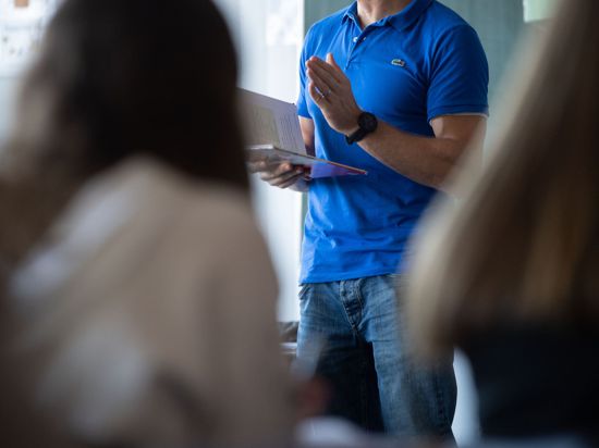 Ein Lehrer unterrichtet in einem Klassenzimmer.