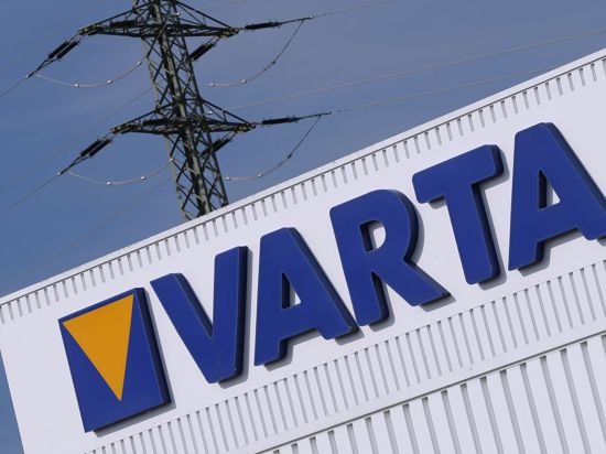 Das Firmenlogo und der Schriftzug „Varta“ stehen an einem Firmengebäude des Batterieherstellers.