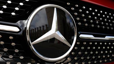 Mercedes-Benz-Logo an einem Fahrzeug