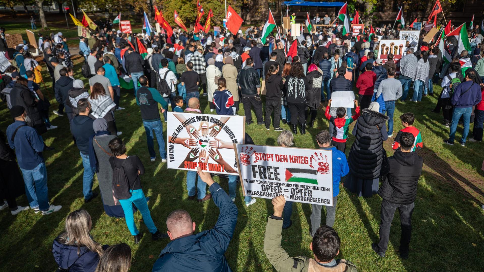 Zahlreiche Menschen nehmen an einer Pro-Palästina-Kundgebung in der Stuttgarter Innenstadt teil.