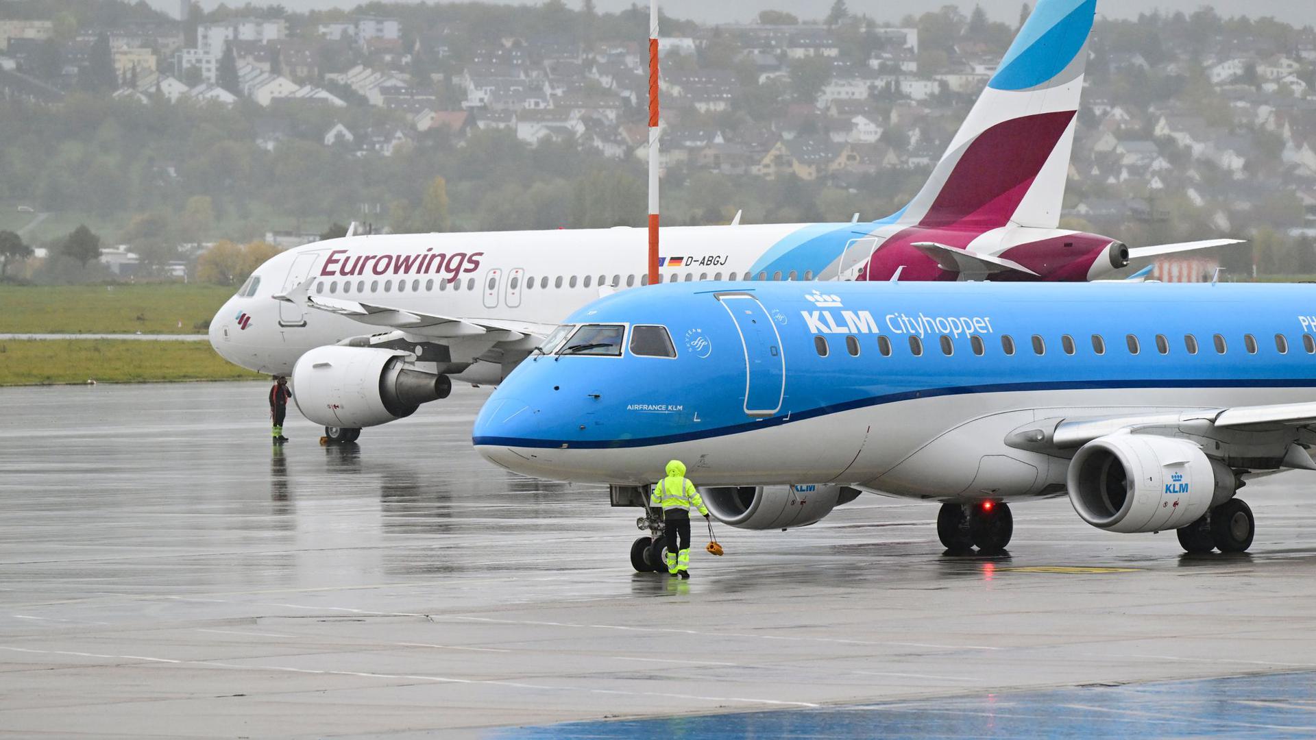 Maschinen der Fluggesellschaften Eurowings und KLM stehen auf dem Vorfeld auf dem Flughafen Stuttgart.