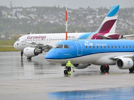Maschinen der Fluggesellschaften Eurowings und KLM stehen auf dem Vorfeld auf dem Flughafen Stuttgart.
