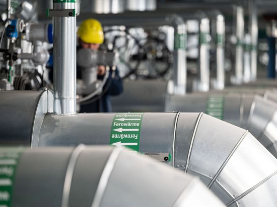 Ein Mitarbeiter des Energiekonzerns kontrolliert die Fernwärmeverteilerstation des Heizkraftwerk 3 Stuttgart-Gaisburg.