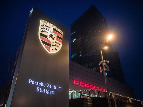 Das Logo des Automobilkonzerns Porsche ist am Porsche Zentrum Stuttgart an der Außenfassade zu sehen.