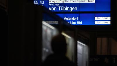 Eine Anzeigetafel informiert auf dem Hauptbahnhof über Bahnverkehr-Beeinträchtigungen.