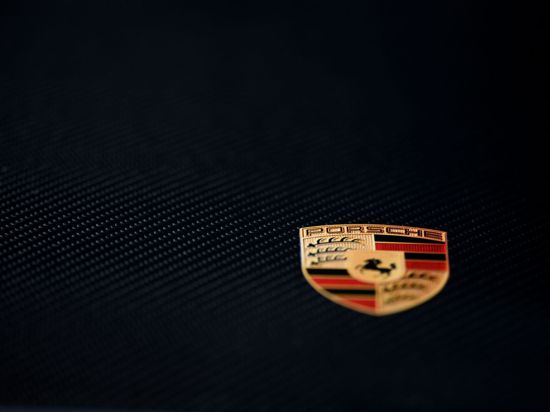 Das Porsche Logo ist auf einem Auto zu sehen.