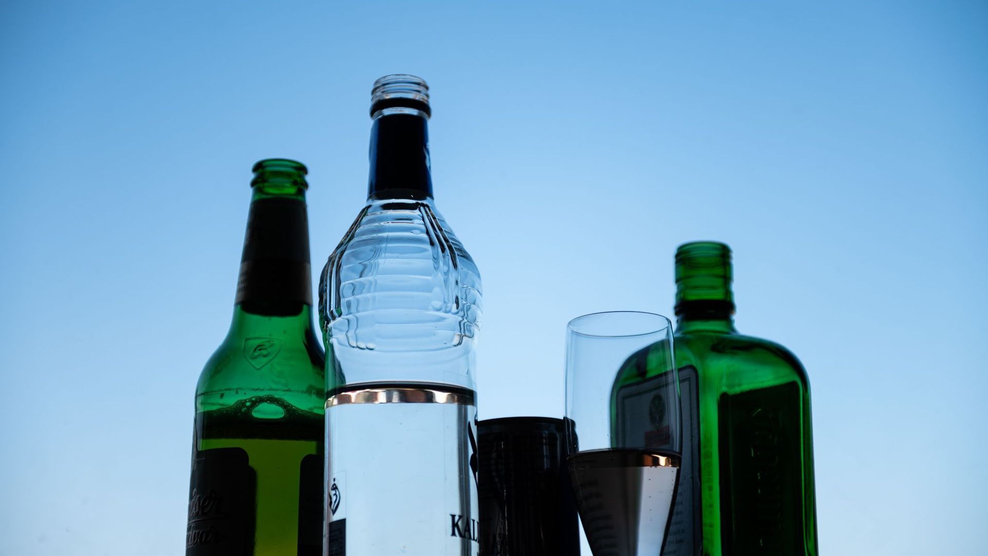 Verschiedene alkoholische Getränke stehen auf einem Tisch.