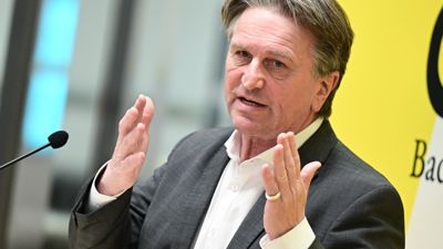 Manfred Lucha (Bündnis 90/Die Grünen) gibt nach einer Gesundheitsministerkonferenz unter dem Vorsitz Baden-Württembergs ein Statement ab.