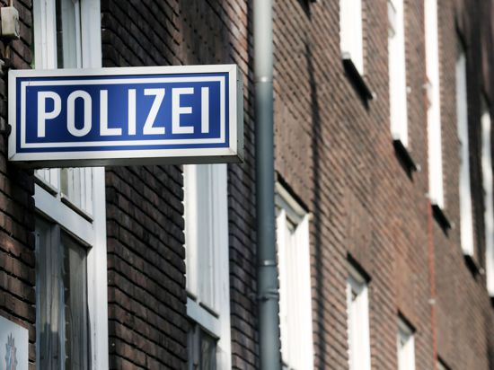 Ein Schild mit der Aufschrift „Polizei“ hängt an einem Polizeipräsidium.