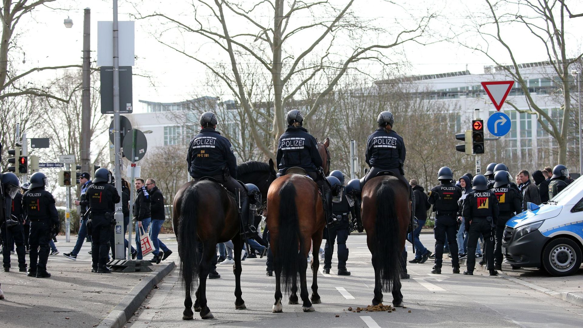Die Polizei sichert den Bereich vor dem Stadion.