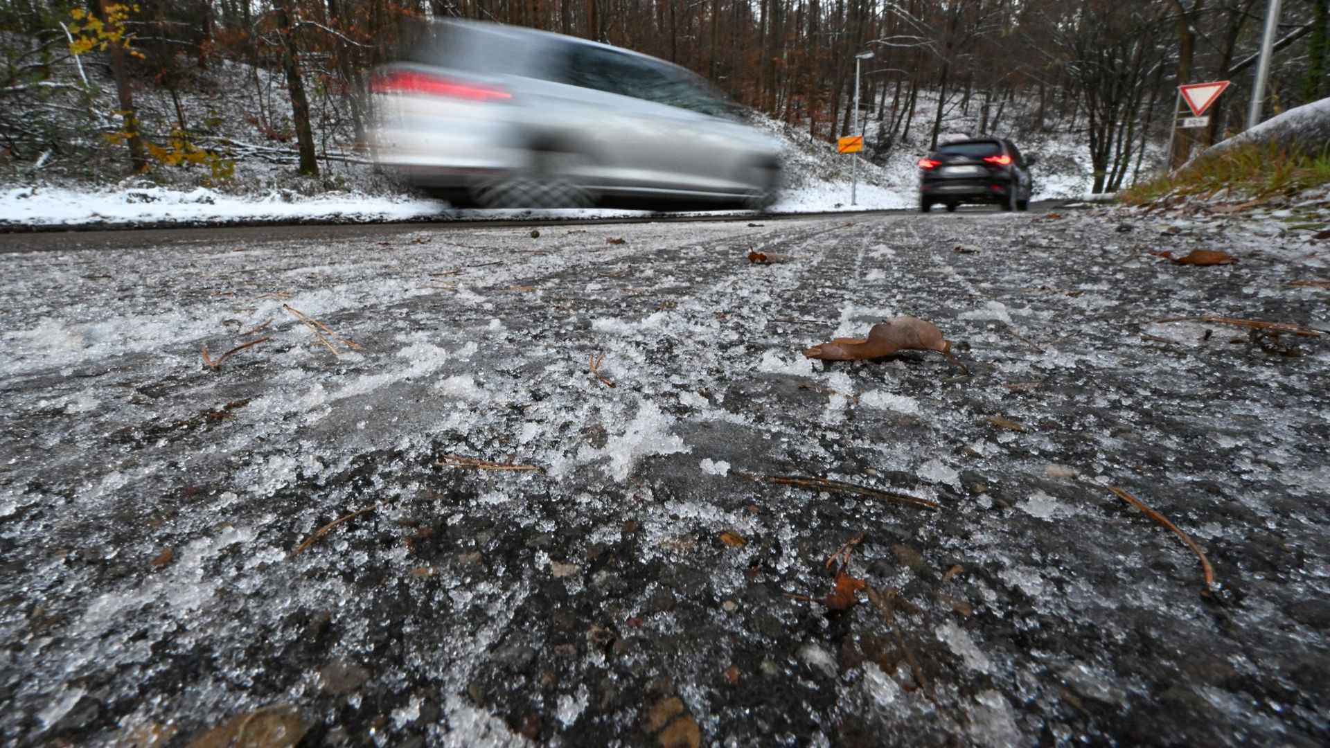 Eis liegt auf einer Straße bei Stuttgart. Der Deutsche Wetterdienst (DWD) warnt vor Glatteis durch überfrierenden Regen.