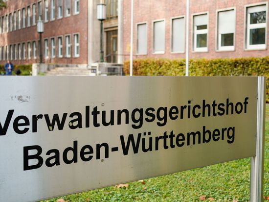„Verwaltungsgerichtshof Baden-Württemberg“ steht vor dem Gebäude des Verwaltungsgerichtshofs (VGH).