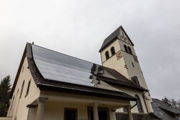 Solarmodule sind auf dem Dach der Bergkirche in Schönau zu sehen.