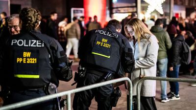 Polizisten kontrollieren am Silvesterabend Menschen am Schlossplatz.