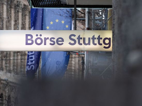 Ein Leuchtdisplay mit der Aufschrift „Börse Stuttgart“ ist an der Börse Stuttgart angebracht.