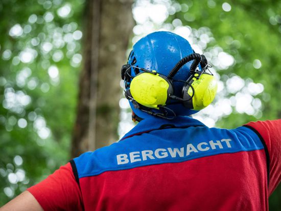 Der Schriftzug „Bergwacht“ ist auf der Jacke eines Mitglieds der Bergwacht Waldkirch bei Kletterübungen zu sehen.
