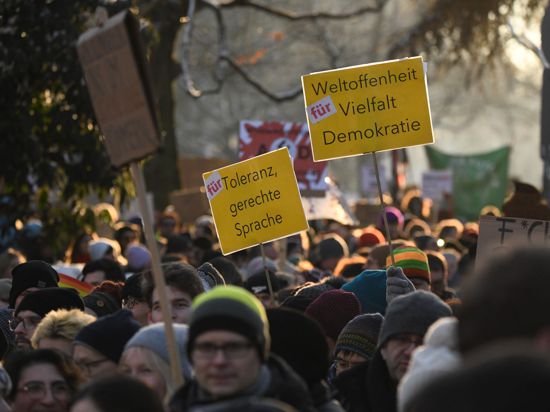 Menschen ziehen mit Plakaten bei der Demonstration „Kein Schritt nach rechts“ durch die Heidelberger Innenstadt.