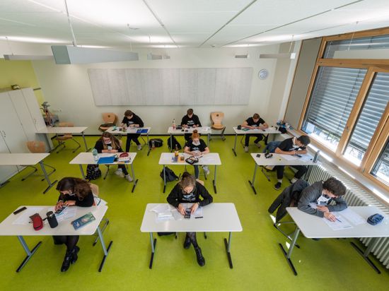 Schüler sitzen in einem Klassenzimmer.