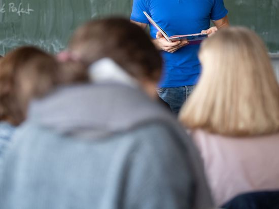 Ein Lehrer unterrichtet in einem Klassenzimmer der Kraichgau-Realschule.