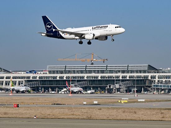 Auf dem baden-württembergischen Landesflughafen, dem Flughafen Stuttgart, landet eine Maschine von Lufthansa.