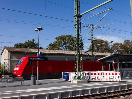 Ein Zug durchfährt den Bahnhof von Müllheim.