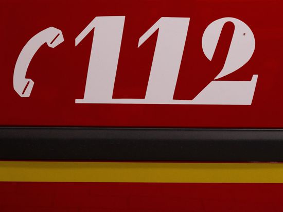 Ein Fahrzeug der Feuerwehr mit der Aufschrift „112“.