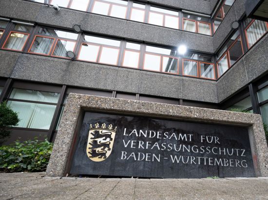 Ein Schild mit der Aufschrift Landesamt für Verfassungsschutz Baden-Württemberg steht vor dem Eingang der Behörde.