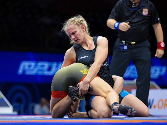 Luisa Niemesch aus Deutschland (r) kämpft gegen Sara Johanna Lindborg aus Schweden. Die 28-jährige Niemesch steht bei der EM in Bukarest im Finale.