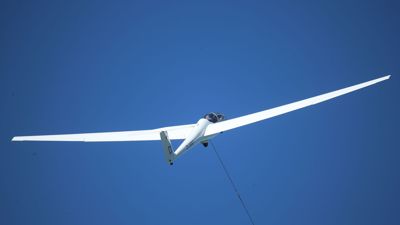 Ein Segelflugzeug wird mit Hilfe einer Seilwinde gestartet.