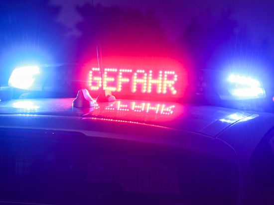Der Hinweis „Gefahr“ leuchtet auf dem Dach eines Einsatzwagens der Polizei.