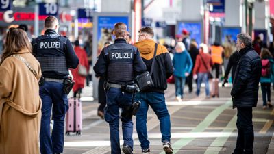 Zwei Polizisten gehen durch den Stuttgarter Hauptbahnhof.