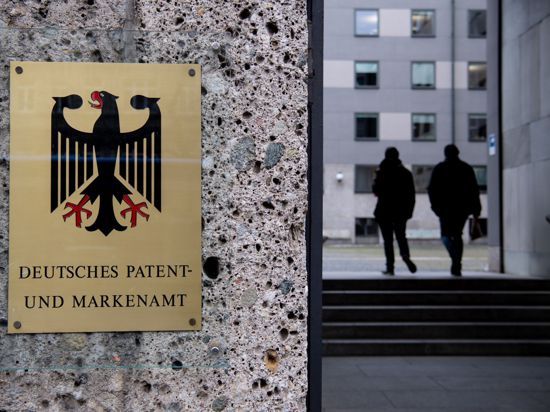 Ein Schild mit der Aufschrift „Deutsches Patent- und Markenamt“ ist am Haupteingang des deutschen Patentamtes zu sehen.