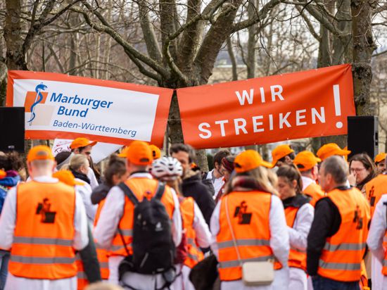 Ärztinnen und Ärzte protestieren mit einer Kundgebung auf dem Gelände der Freiburger Uniklinik für bessere Arbeitsbedingungen.