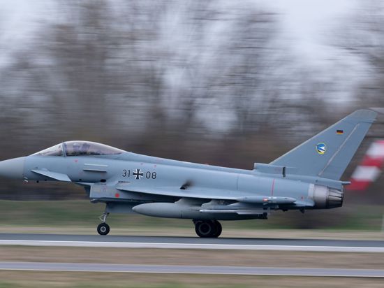 Ein Eurofighter startet während des Verabschiedungsappells des Taktischen Luftwaffengeschwaders 74 für die NATO-Mission „Verstärkung Air Policing Baltikum“ am Fliegerhorst.
