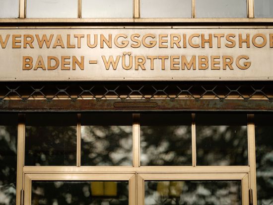 Der Schriftzug "Verwaltungsgerichtshof Baden-Württemberg" steht über dem Haupteingang zum Verwaltungsgerichtshof (VGH).