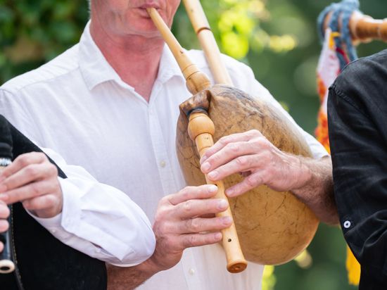 Ein Musiker spielt während dem Festival „Sackpfeifen in Schwaben“ am Haus der Volkskunst auf einer Sackpfeife.