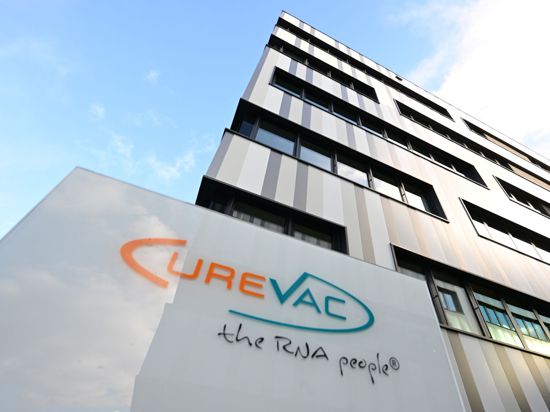 Das Logo des Biotechnologieunternehmens Curevac, aufgenommen vor dem Firmensitz. Curevac entwickelt Impfstoffe auf Basis der mRNA Technologie.