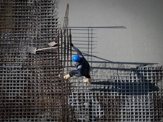 Ein Arbeiter ist auf einer Baustelle am Alexanderplatz beschäftigt.
