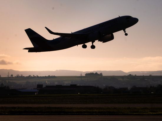 Ein Flugzeug startet am frühen Morgen vom Flughafen in Stuttgart.