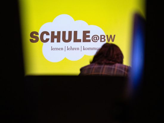 Eine Präsentation mit dem Titel "Schule@BW" ist während der Landespressekonferenz im Bürger- und Medienzentrum des Landtags von Baden-Württemberg zu sehen.