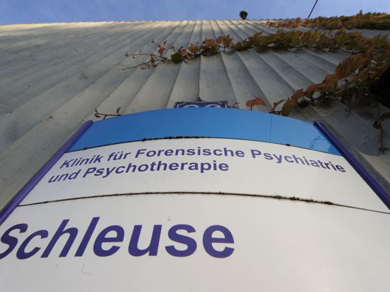 Der Eingang zur Klinik für Forensische Psychiatrie und Psychotherapie im Psychiatrischen Zentrum Nordbaden in Wiesloch.