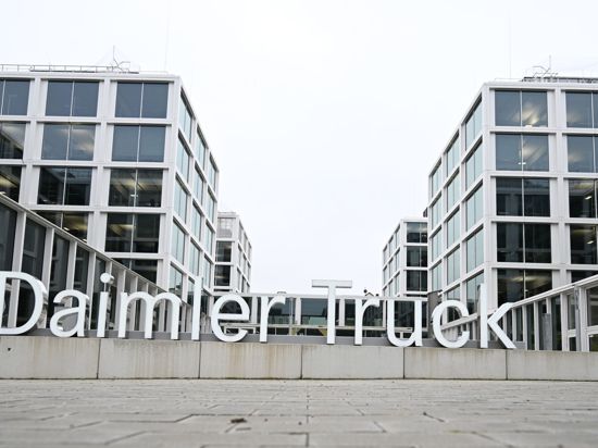 Der Schriftzug des LKW-Herstellers Daimler Truck steht vor der Hauptverwaltung in Leinfelden-Echterdingen.