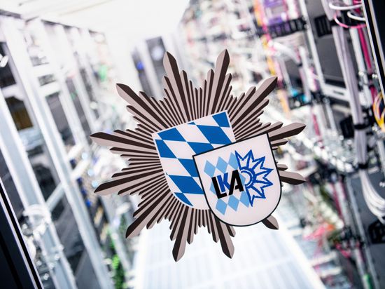 Das Logo des bayerischen Landeskriminalamts an der Tür zu einem Serverraum.