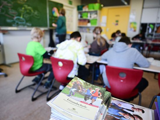 Schüler arbeiten an Aufgaben in einer vierten Klasse in einer Grundschule in Stuttgart.
