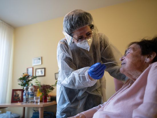 Eine Altenpflegerin führt im Seniorenheim Pauline-Krone-Heim der Altenhilfe Tübingen einen Antigen-Corona-Schnelltest durch. 