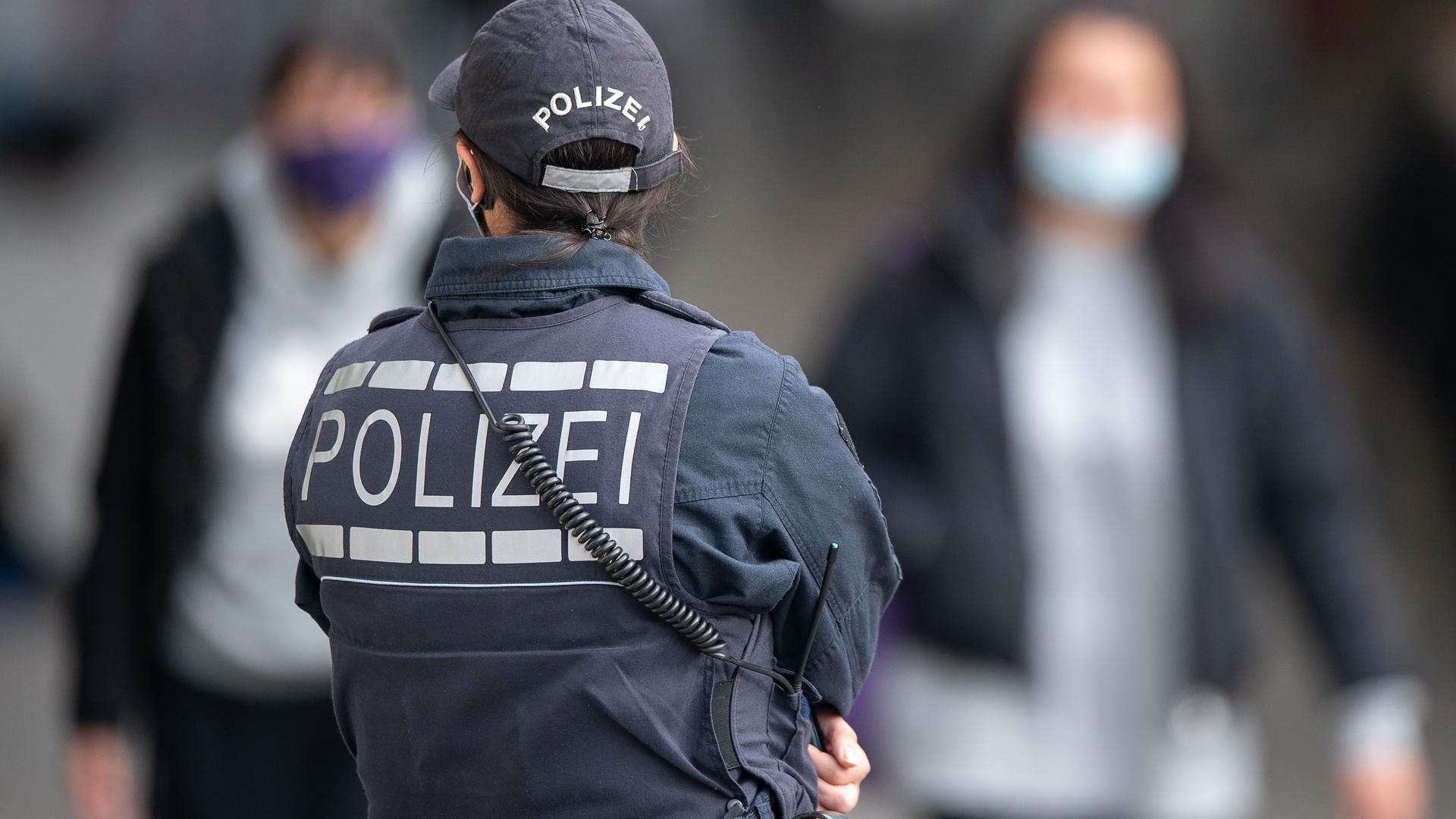 Die Polizei hat in Karlsruhe in Stadt- und Landkreis mit unterschiedlichen Regelungen zur Ausgangssperre zu tun. Es soll aber nicht verstärkt kontrolliert werden, erklärt eine Sprecherin.