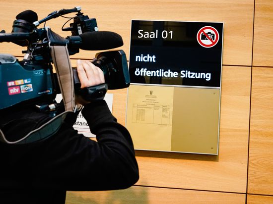 20.10.2021, Baden-Württemberg, Heidelberg: Ein Kameramann filmt ein Schild mit der Aufschrift „nicht öffentliche Sitzung“ im Landgericht am Eingang zum Verhandlungssaal 1. Heute beginnt der Mordprozess gegen einen 14-Jährigen. Dem Jugendlichen wird vorgeworfen, einen 13 Jahre alten Jungen im Februar 2021 in Sinsheim mit mehreren Messerstichen getötet zu haben. Foto: Uwe Anspach/dpa - ACHTUNG: Namen der Schöffen auf Aushang aus persönlichkeitsrechtlichen Gründen gepixelt +++ dpa-Bildfunk +++